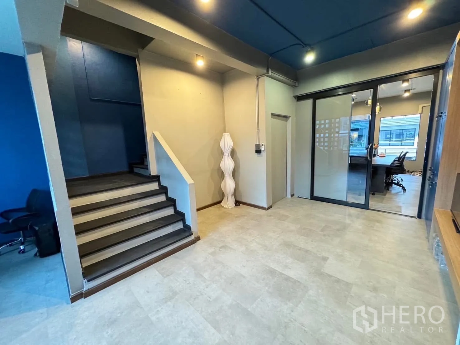 โฮมออฟฟิศ for rent in Watthana, Bangkok - โถงทางเข้า พร้อมบันไดและประตูกระจกเชื่อมสู่ห้องประชุม