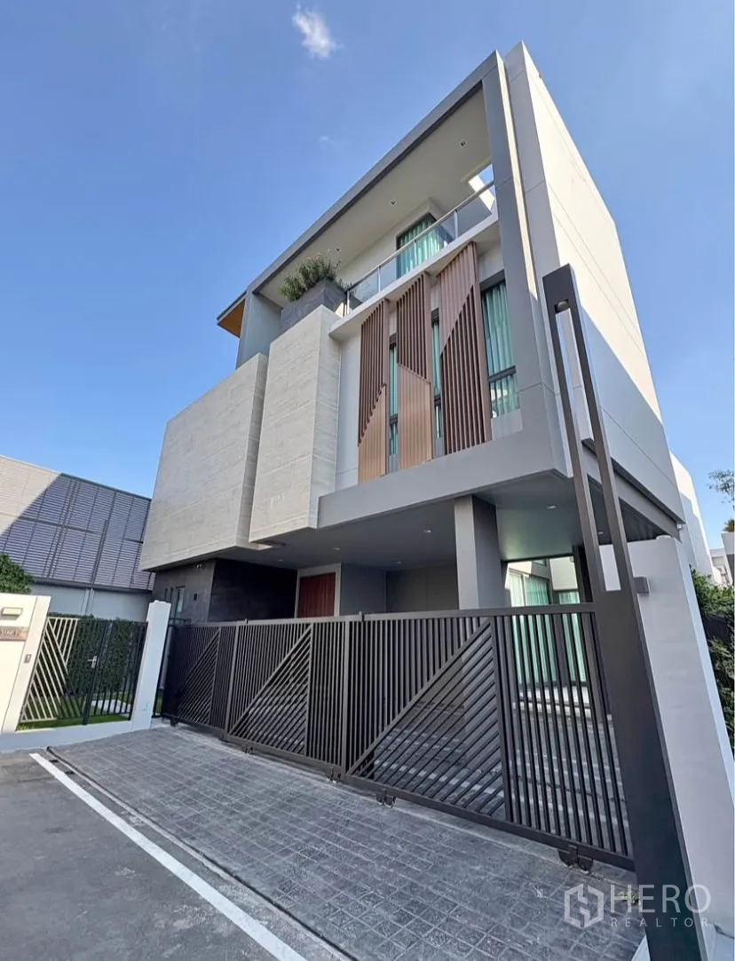 บ้านเดี่ยว for rent in Suan Luang, Bangkok - บ้านเดี่ยวสไตล์ร่วมสมัยหลายชั้น พร้อมรั้วและทางรถเข้า เขตสวนหลวง กรุงเทพฯ