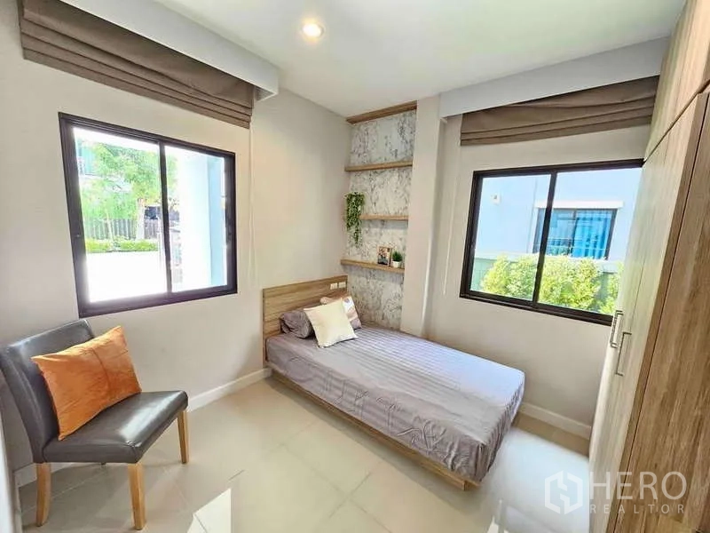 独立式住宅 出租在Prawet, Bangkok - 一层客房，单人床、置物架与两面采光窗
