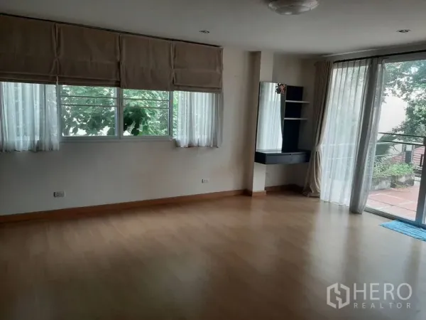 带办公室的家 出售在Phra Khanong, Bangkok - 采光充足的卧室/工作室，连通阳台与落地玻璃门。