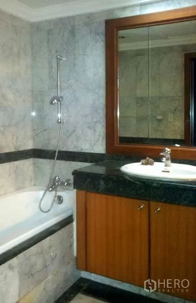 Condominium for sale in Pathum Wan, Bangkok - Marble bathroom with bathtub, shower and granite countertop
