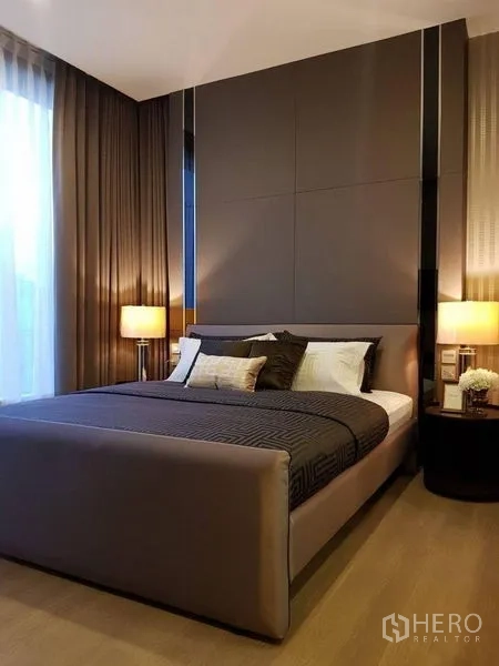 คอนโด ให้เช่าในWatthana, Bangkok - ห้องนอนใหญ่โทนอุ่น หัวเตียงบุผ้าและโคมไฟหัวเตียง