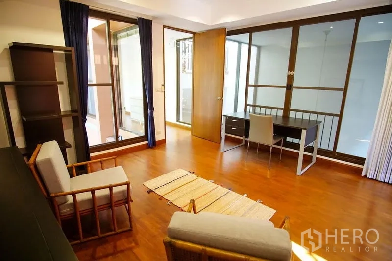 ทาวน์เฮาส์ ให้เช่าในWatthana, Bangkok - ห้องเอนกประสงค์หรือห้องทำงานพร้อมโต๊ะ เก้าอี้ และผนังกระจก