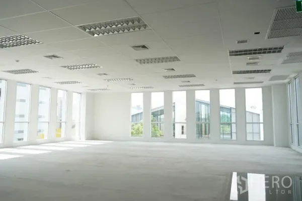 Office Space for rent in Bang Na, Bangkok - Bright open-plan 102 sqm office with floor-to-ceiling windows and city views in Bang Na, Bangkok.