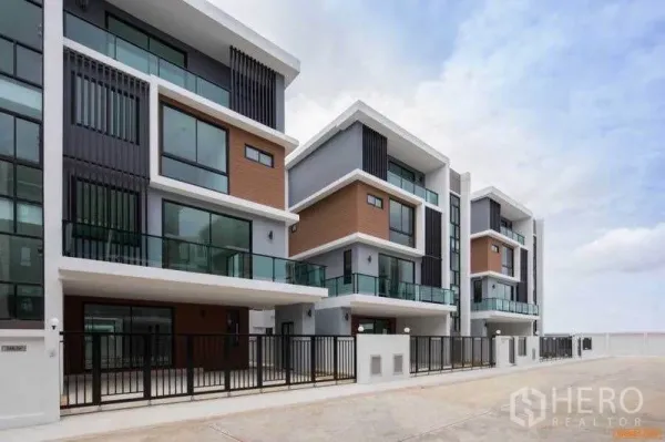 Home Office for rent or sale in Bang Phli, Samut Prakan - Row of modern four-storey home offices with glass balconies and gated parking in Bang Phli, Samut Prakan.