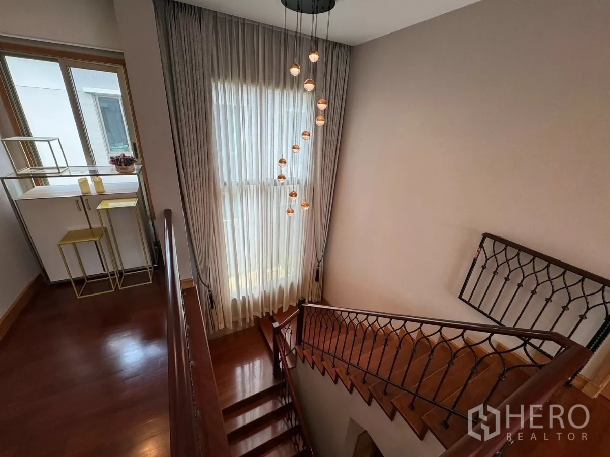 บ้าน ให้เช่าในPrawet, Bangkok - โถงบันได หน้าต่างสูง ผ้าม่านโปร่ง และโคมแขวน