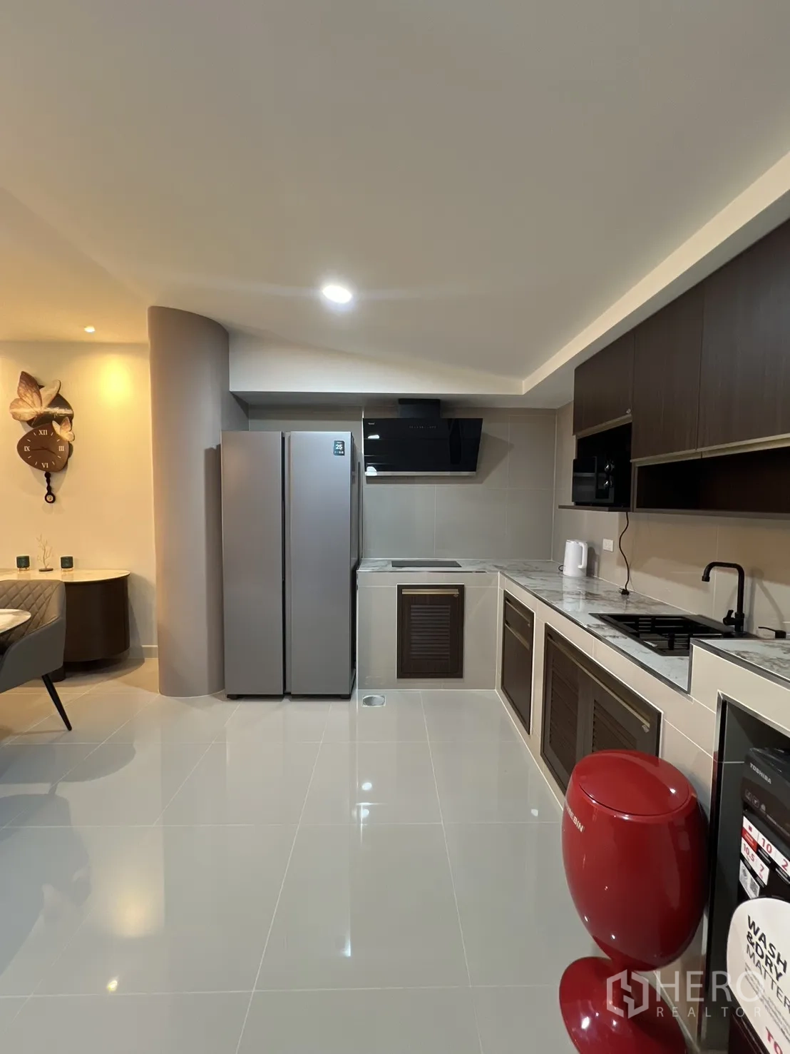 ทาวน์เฮาส์ for rent in Bang Phli, Samut Prakan - ครัวสไตล์ร่วมสมัย ตู้ลอยโทนเข้ม เตา เครื่องดูดควัน และตู้เย็นสองประตู