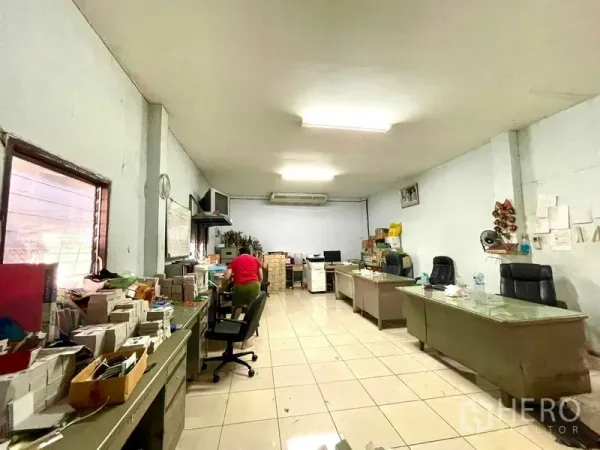 คลังสินค้า ให้เช่าในKrathum Baen, Samut Sakhon - ห้องออฟฟิศภายในโกดัง มีโต๊ะทำงาน ชั้นเก็บของ แอร์ และพื้นกระเบื้อง