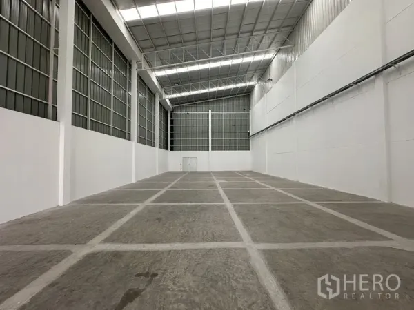 工厂 出租在Khlong Luang, Pathum Thani - 9米层高的生产大厅，天窗采光，钢筋混凝土地面。
