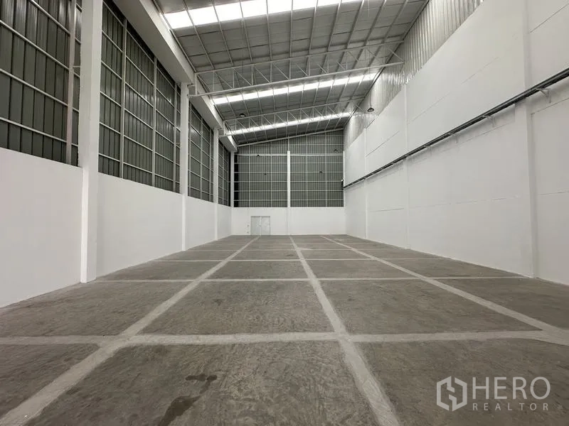 工厂 出租在Khlong Luang, Pathum Thani - 9米层高的生产大厅，天窗采光，钢筋混凝土地面。