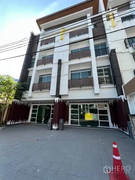 带办公室的家 出售在Wang Thonglang, Bangkok - 四层家居办公楼外观，玻璃门面与前方停车区