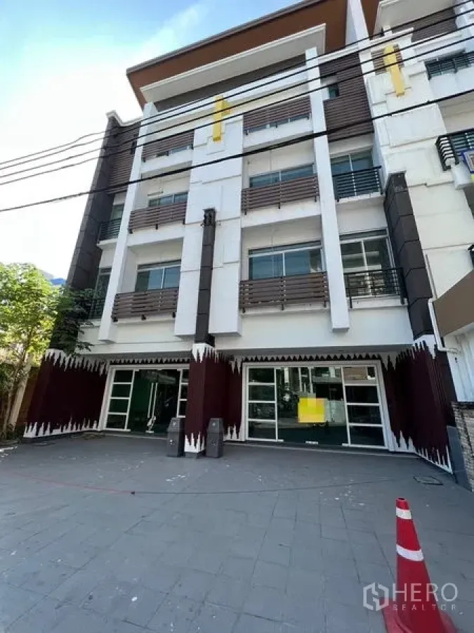 带办公室的家 出售在Wang Thonglang, Bangkok - 四层家居办公楼外观，玻璃门面与前方停车区