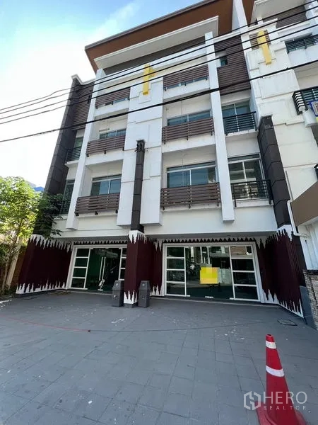 带办公室的家 出售在Wang Thonglang, Bangkok - 四层家居办公楼外观，玻璃门面与前方停车区