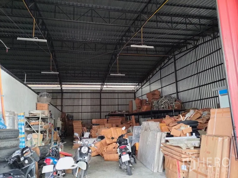 คลังสินค้า ให้เช่าในBang Kapi, Bangkok - พื้นที่โกดังเพดานสูง โครงเหล็ก ชั้นวางของและกล่องสินค้า พร้อมไฟส่องสว่าง.