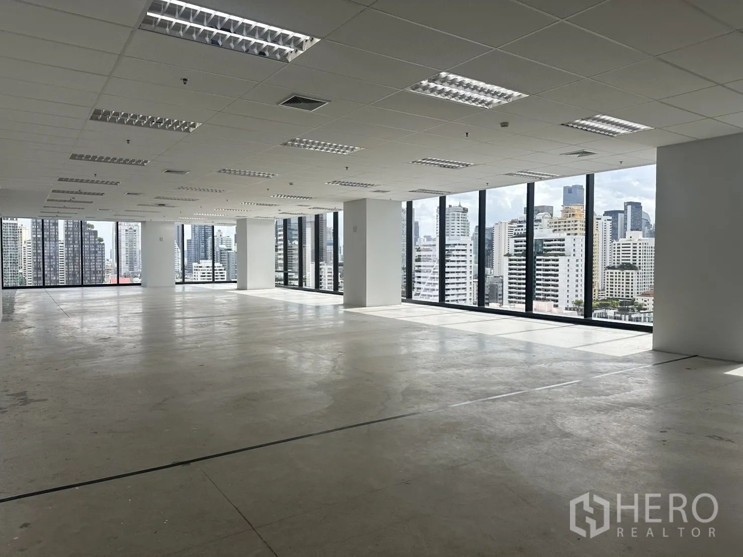ออฟฟิศ for rent in Ratchathewi, Bangkok - พื้นที่สำนักงานแปลนเปิดกว้าง ผนังกระจกสูงจากพื้นจรดเพดาน มองเห็นวิวตึกเมือง