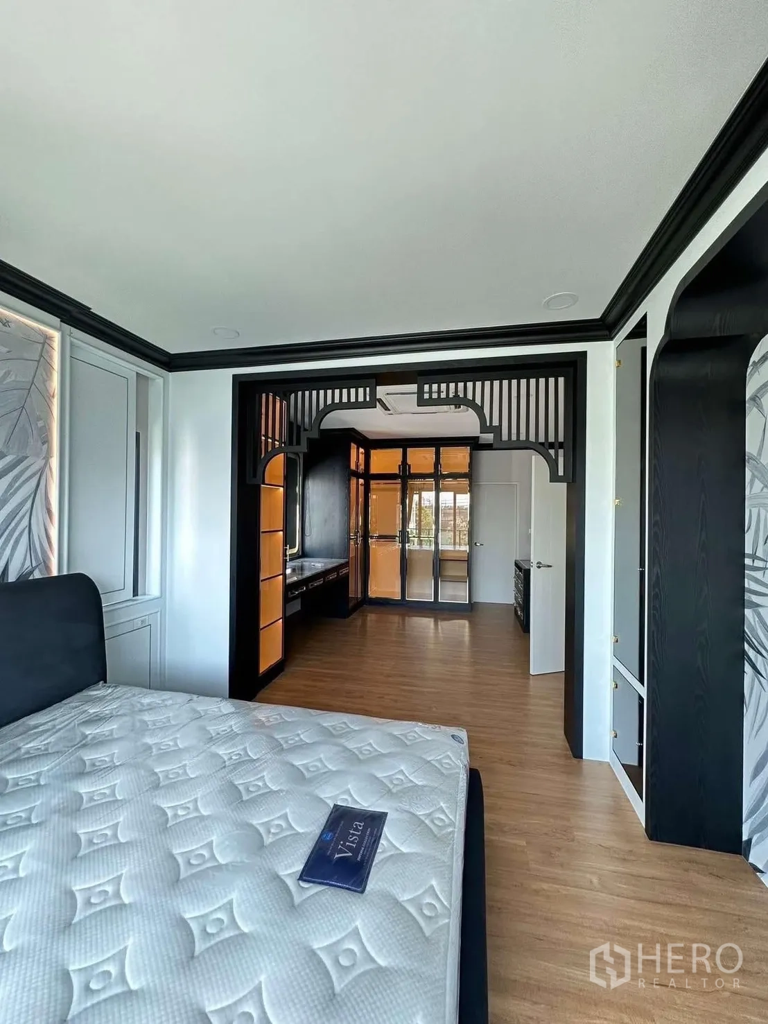 独栋房屋 for rent in Bang Phli, Samut Prakan - 主卧望向宽大的衣帽间，设中岛和多组柜体。