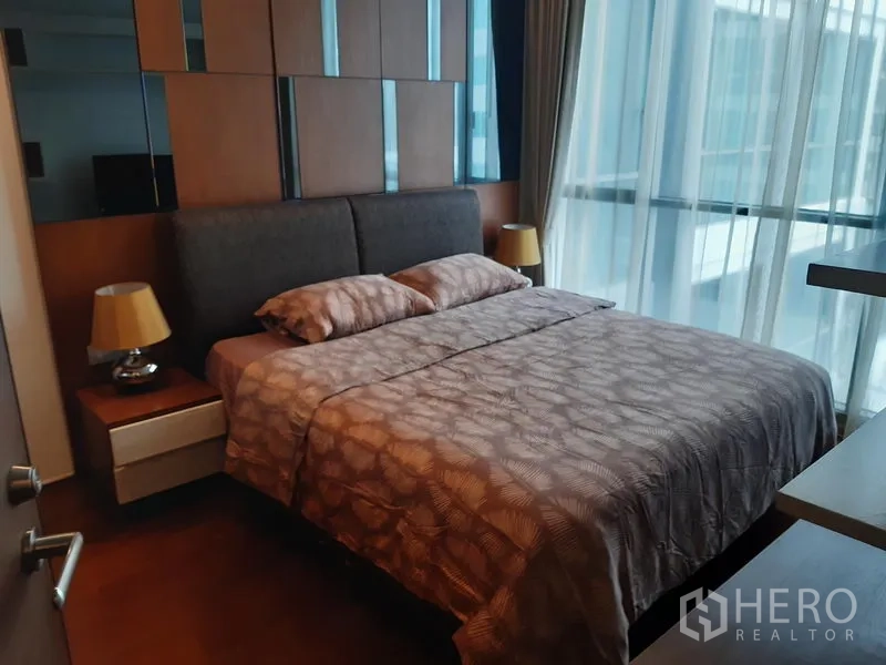 公寓 出租在Watthana, Bangkok - 卧室配软包床头与床头柜，落地窗搭配纱帘采光充足。