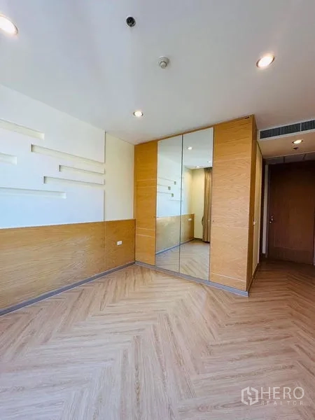 Condominium for rent in Bang Rak, Bangkok - Second bathroom with glass shower enclosure, vanity, and toilet.
