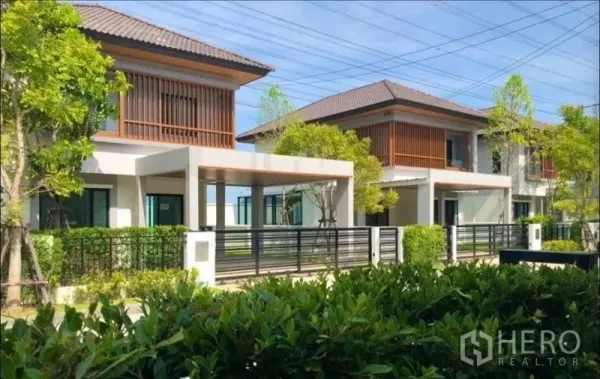 บ้าน ขายในBang Phli, Samut Prakan - ภาพด้านหน้าบ้านเดี่ยวสมัยใหม่พร้อมแนวรั้วและพุ่มไม้จัดสวน