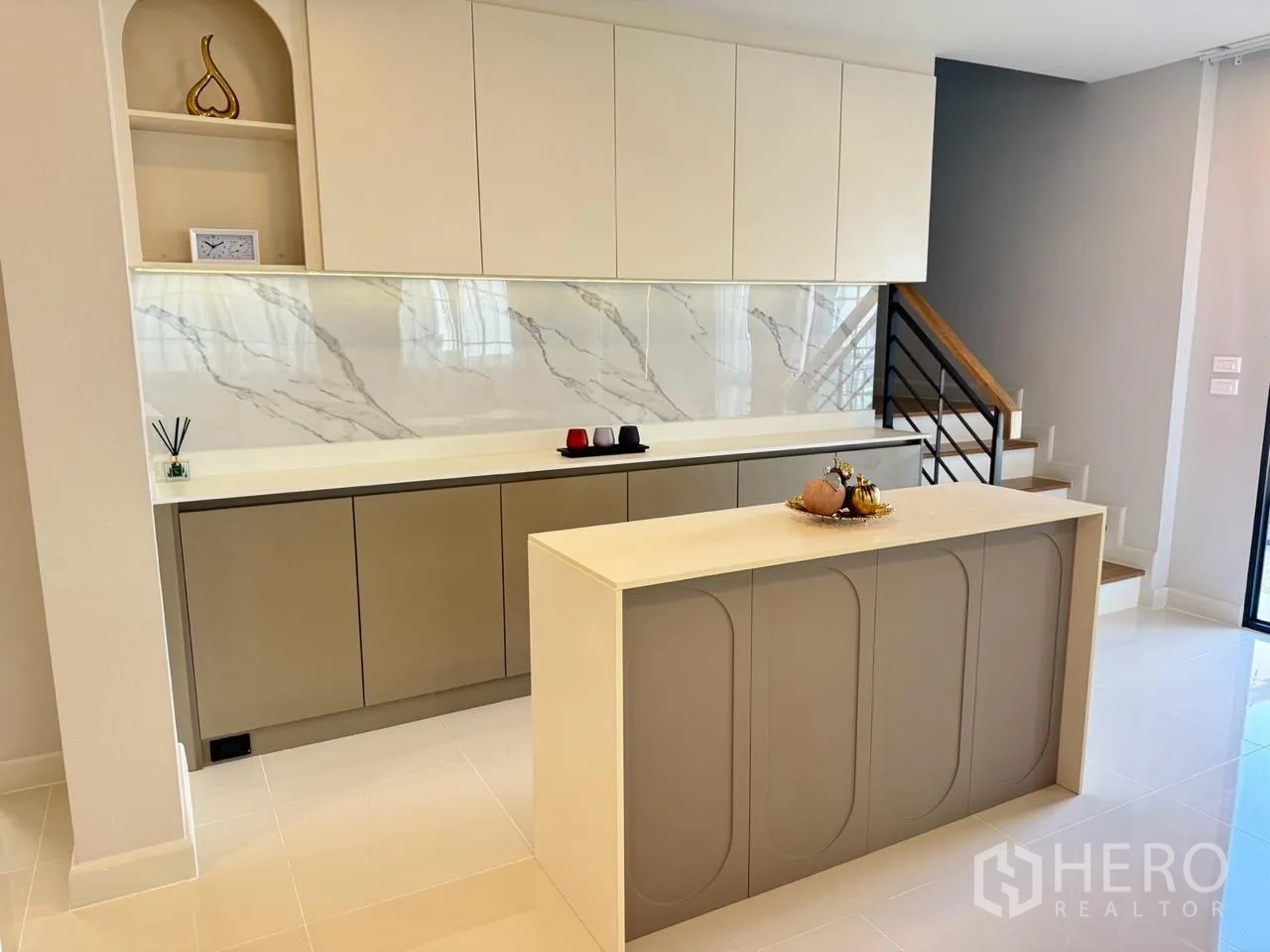 Detached House for rent in Bang Phli, Samut Prakan - Pantry wall with marble-look backsplash and a central island counter.