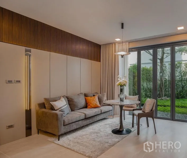 独立式住宅 出租 - 小客厅配沙发与圆餐桌，推拉门通向花园。