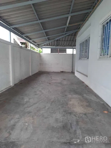 带办公室的家 出租在Watthana, Bangkok - 有顶车棚，混凝土地面与带护栏窗户。