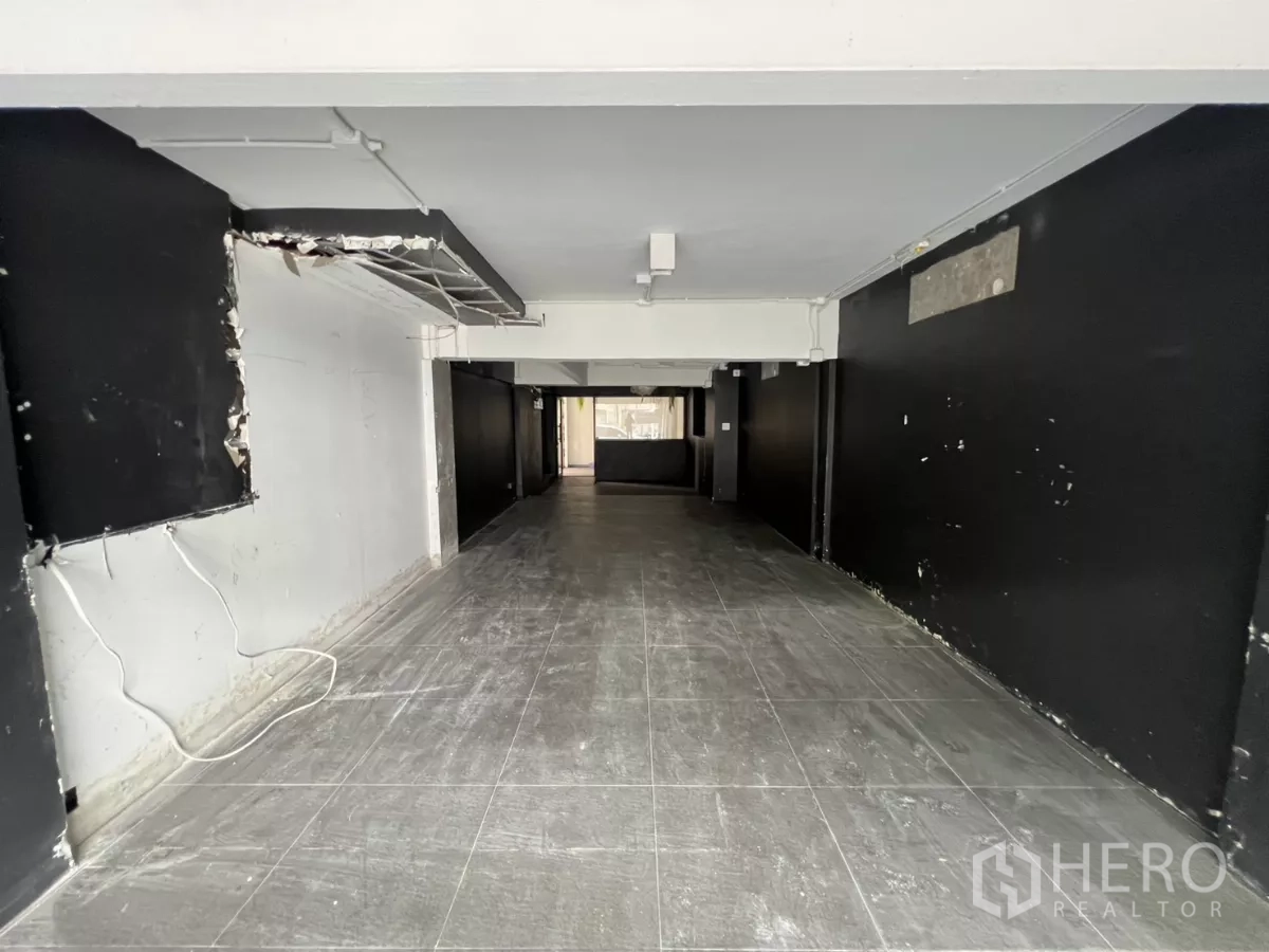 Retail Space for rent in Watthana, Bangkok - Central aisle view of open-plan retail space with gray tiled flooring.