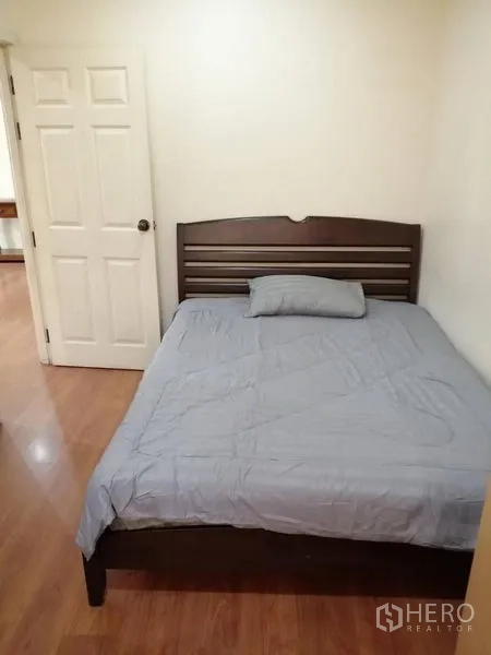 คอนโด ให้เช่าในWatthana, Bangkok - ห้องนอนรองอบอุ่น เตียงไม้และพื้นลามิเนต