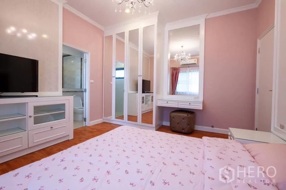 Detached House for rent in Prawet, Bangkok - Pink-themed bedroom with built-in wardrobes, vanity and ensuite.