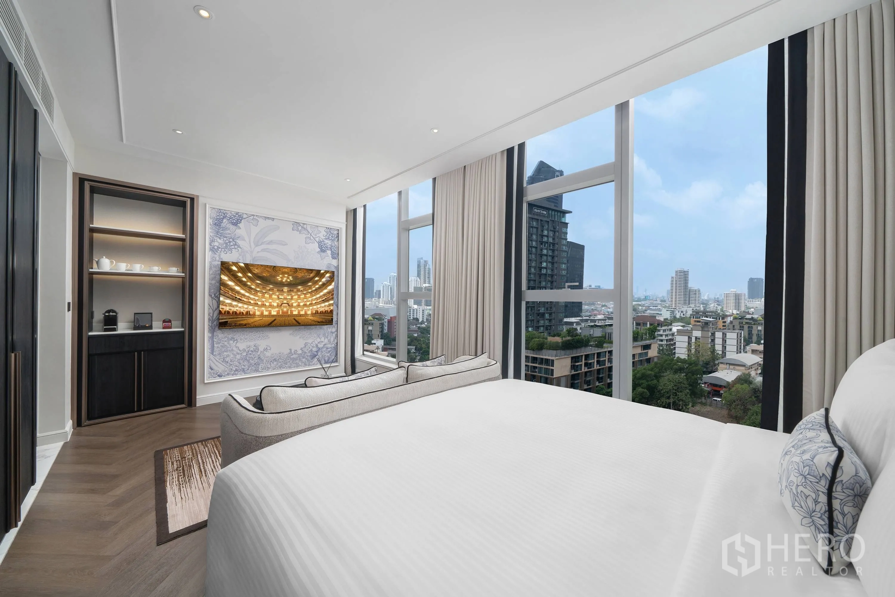 คอนโด for rent in Khlong Toei, Bangkok - มุมมองจากเตียงไปยังทีวีและหน้าต่างเต็มบานเปิดรับวิวเมือง