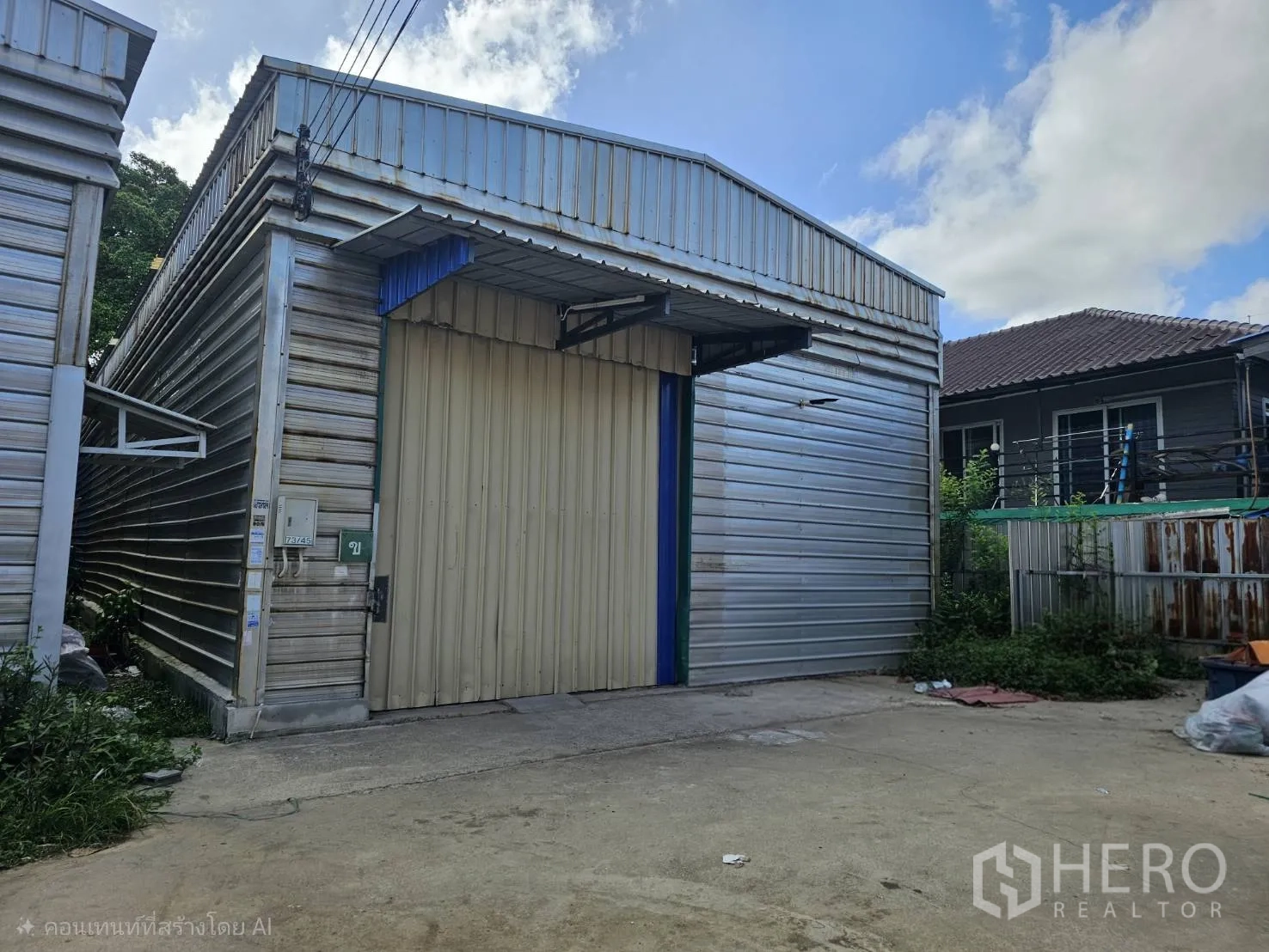 仓库 for rent in Bang Phli, Samut Prakan - 金属夹芯板外墙的仓库外观，带大型滑动卷门与前方小院。