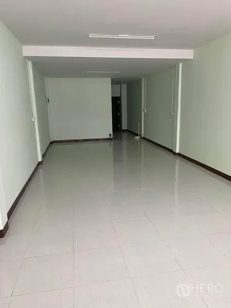 店屋 出租在Phaya Thai, Bangkok - 长条形开放店面，白色地砖与平整吊顶。