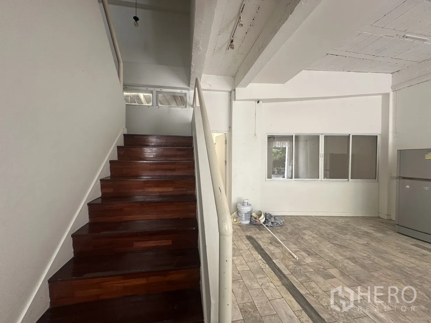 โฮมออฟฟิศ for rent in Watthana, Bangkok - บันไดไม้ภายในนำขึ้นสู่ชั้นบนของอาคาร.