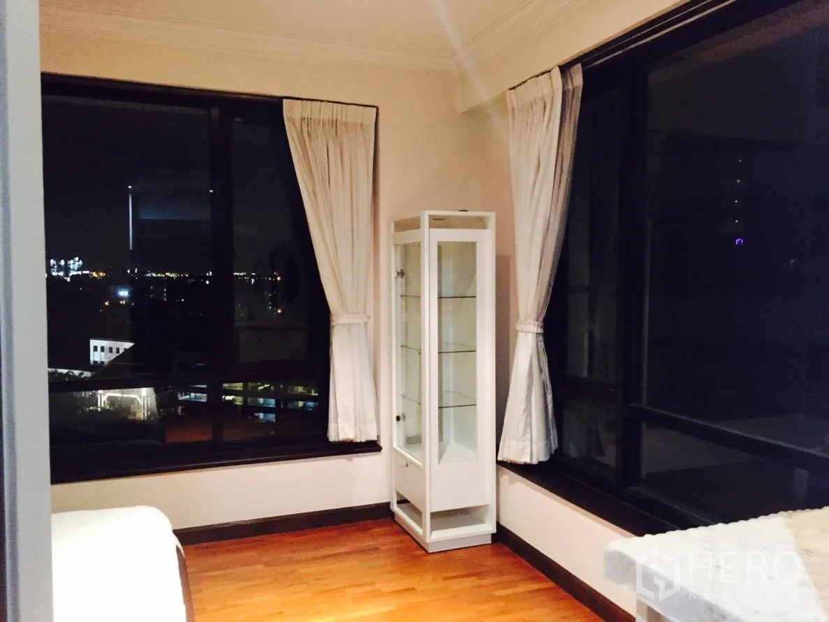 Condominium for rent in Sathon, Bangkok - Corner room with large windows, white display cabinet and night city views over Sathon.