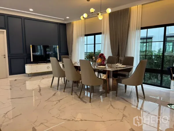 บ้าน ให้เช่าในBang Phli, Samut Prakan - ห้องทานข้าวโต๊ะ 8 ที่นั่ง พร้อมตู้วางทีวีและหน้าต่างบานใหญ่.