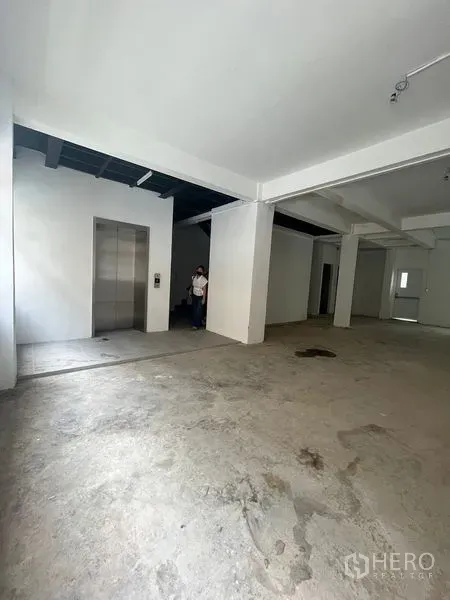 店屋 出租在Bang Rak, Bangkok - 带电梯出入口的开放式楼层，白色墙面，适合作为办公区