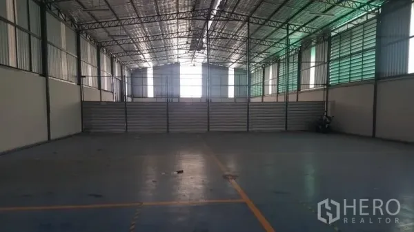 货栈 出租在Suan Luang, Bangkok - 高挑钢结构仓库内部，采光墙板与标线混凝土地面。