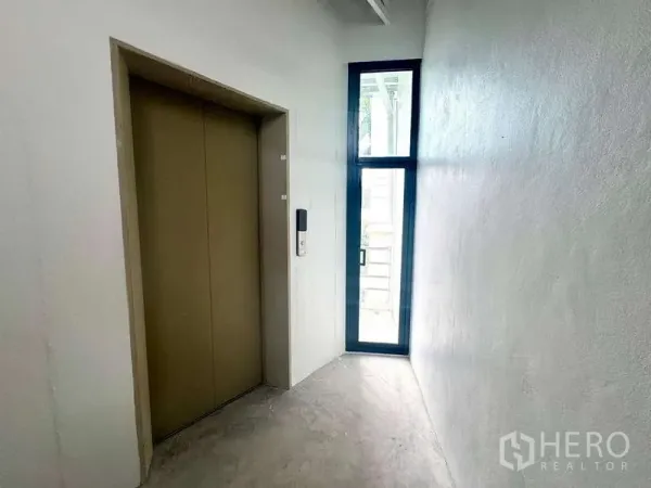 办公空间 出租在Bang Rak, Bangkok - 乘客电梯前厅，带门禁与高窗采光。