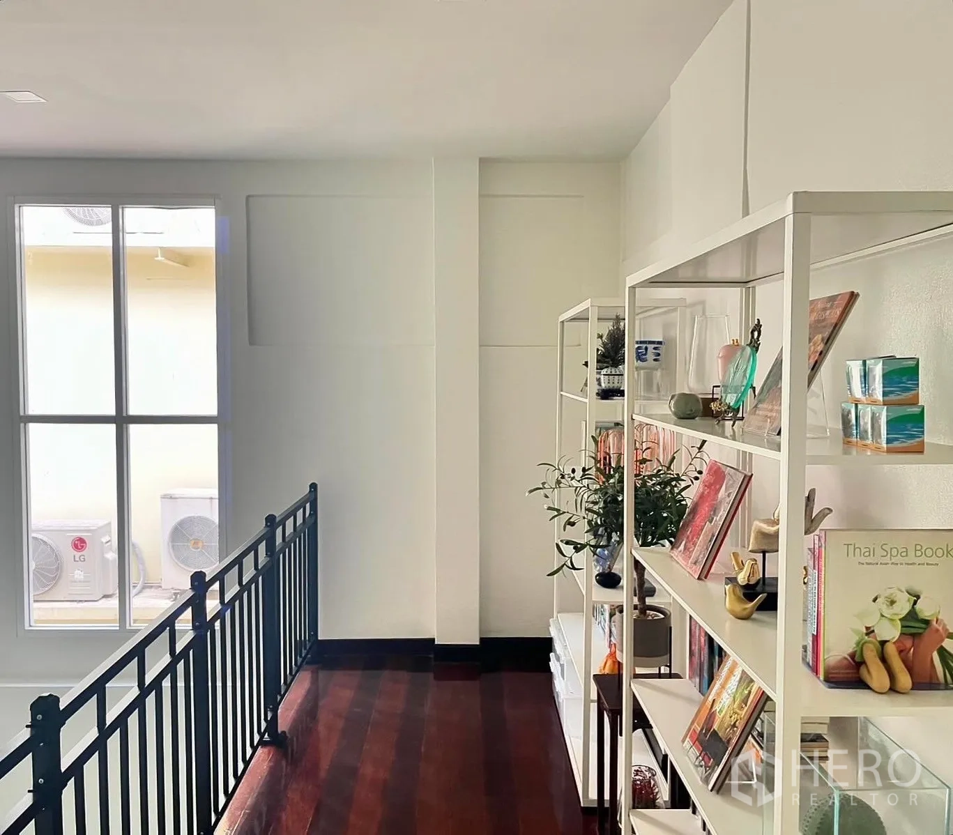 店屋 for rent in Bang Rak, Bangkok - 明亮的楼梯平台，设开放式置物架和大窗。