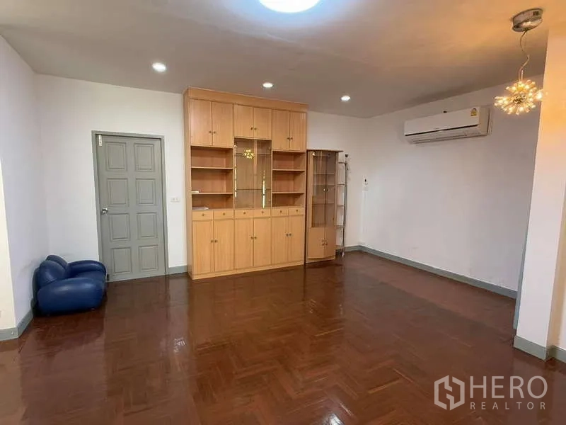 独立式住宅 出租在Bang Kapi, Bangkok - 宽敞起居区，展示柜与空调一应俱全。