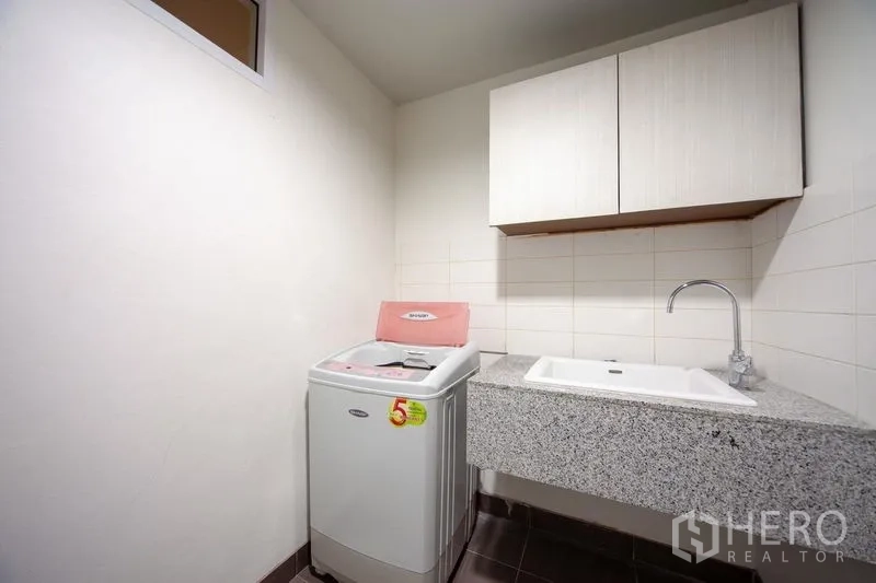 公寓 出租在Watthana, Bangkok - 洗衣房，带洗衣机、操作台水槽与吊柜