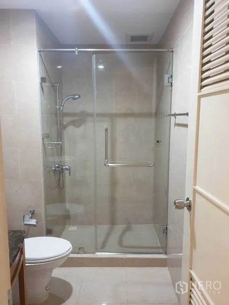 公寓 出租在Watthana, Bangkok - 现代卫浴，玻璃干湿分离淋浴间与中性瓷砖。