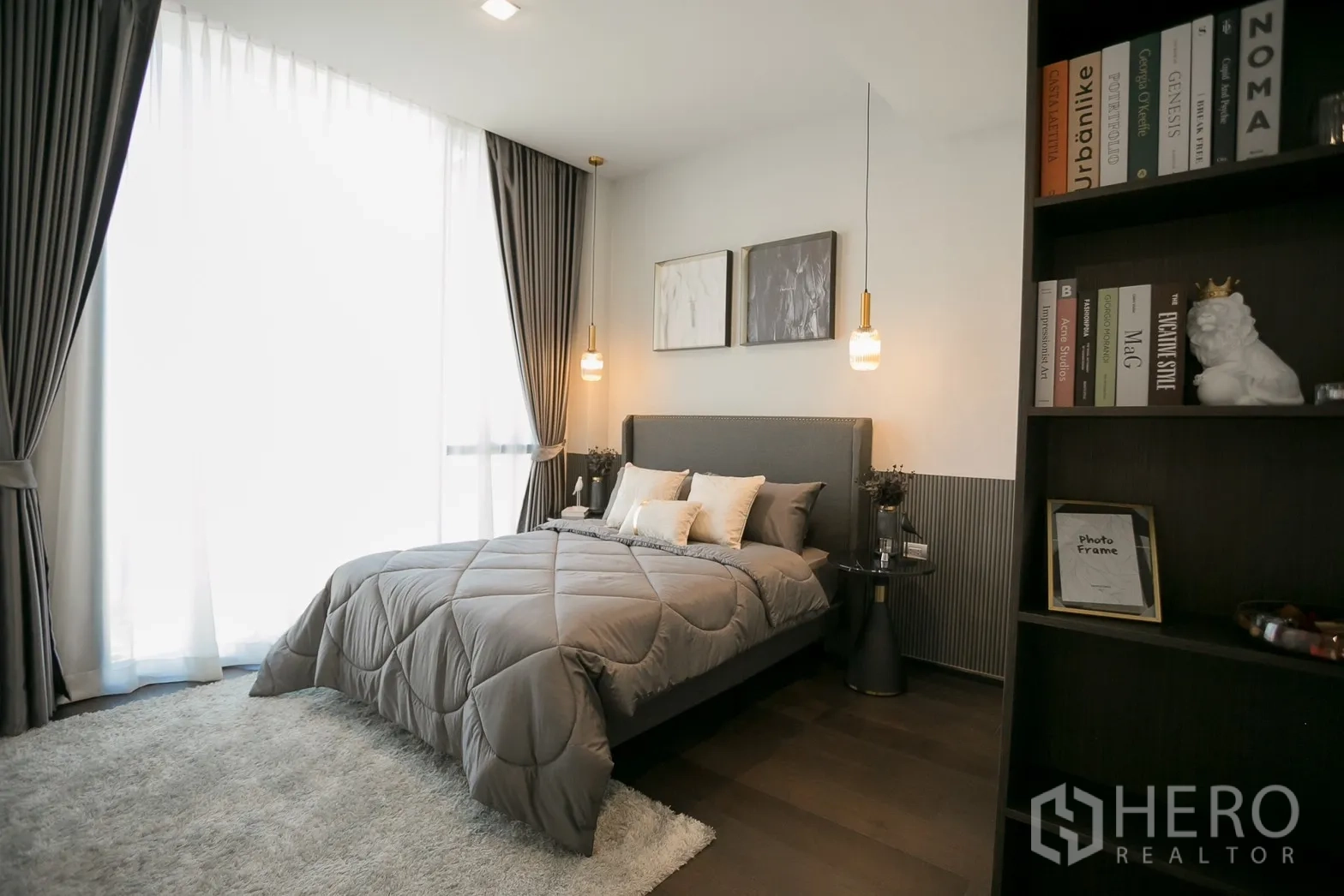 คอนโด for rent in Watthana, Bangkok - ห้องนอนสไตล์โมเดิร์น เตียงผ้าปูโทนเทา โคมไฟห้อย ผ้าม่านสูงจรดเพดาน พื้นไม้เข้ม และชั้นหนังสือบิวท์อิน