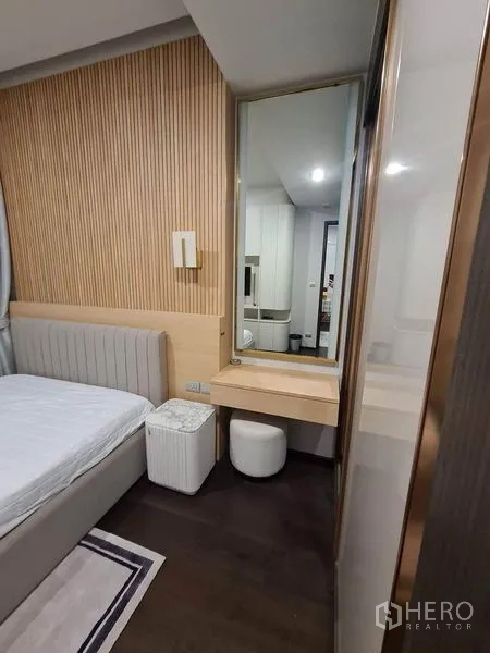 คอนโด ให้เช่าในWatthana, Bangkok - มุมห้องนอนผนังลายไม้แนวตั้ง พร้อมโต๊ะเครื่องแป้งบิวท์อิน