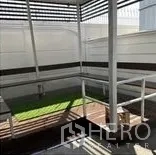 带办公室的家 出租在Wang Thonglang, Bangkok - 带百叶顶棚的覆盖露台，设栏杆与人工草坪。