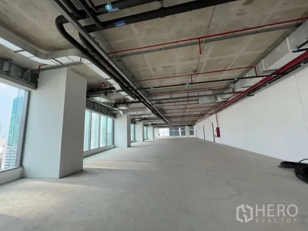 办公空间 出租在Phaya Thai, Bangkok - 长条形毛坯办公空间，管道式空调、喷淋与大面积窗墙。