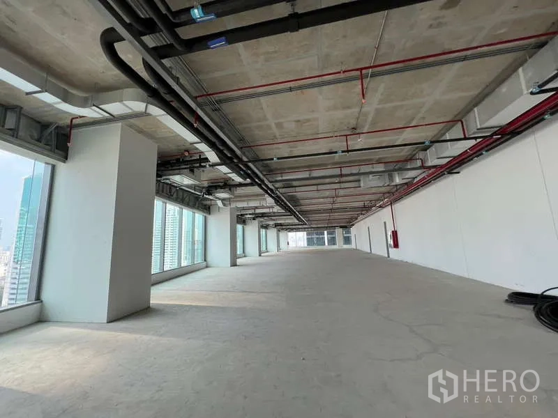 办公空间 出租在Phaya Thai, Bangkok - 长条形毛坯办公空间，管道式空调、喷淋与大面积窗墙。