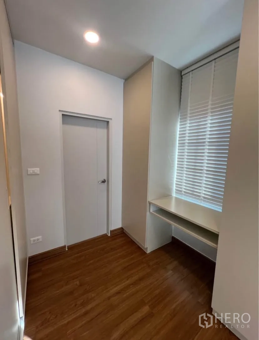 独栋房屋 for rent in Bang Phli, Samut Prakan - 紧凑书写角，内置书桌与储物柜，百叶窗及木地板。