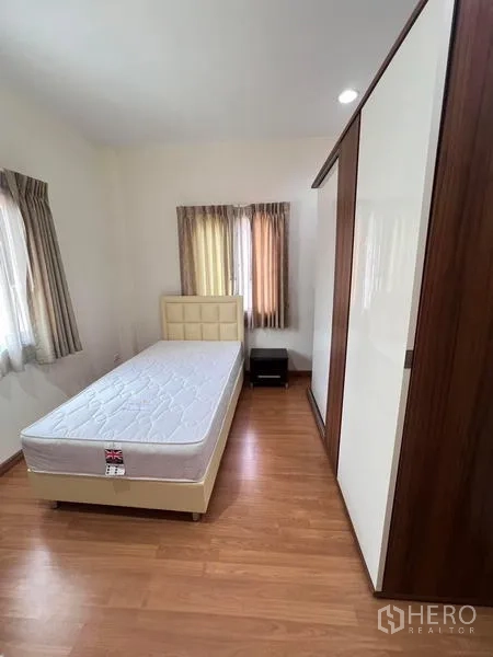 Detached House for rent - Third bedroom with single bed, sliding-door wardrobe and corner windows.
