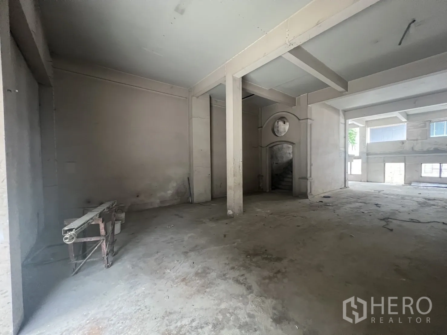 ตึกแถว for rent in Bang Rak, Bangkok - ภายในโล่งมีเสาค้ำและซุ้มบันได